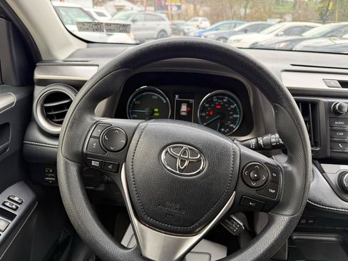 Used 2018 Toyota RAV4 LE image 14