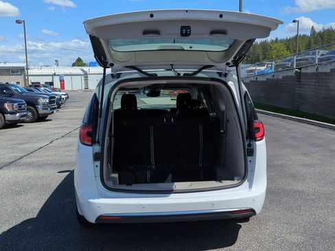 Used 2024 Chrysler Pacifica Touring-L FWD image 6