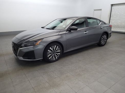 Used 2024 Nissan Altima 2.5 SV image 2