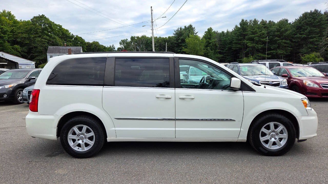 Used 2011 Chrysler Town & Country Touring FWD image 19
