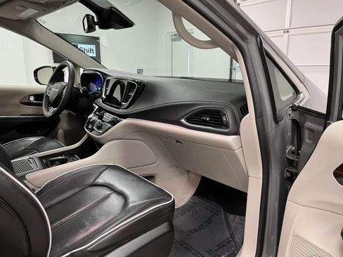Used 2023 Chrysler Pacifica Limited FWD image 55