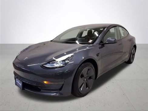 Used 2023 Tesla Model 3 Standard Range image 2