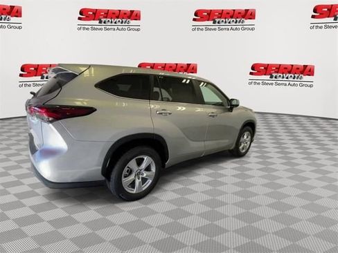 Used 2024 Toyota Highlander LE FWD image 10