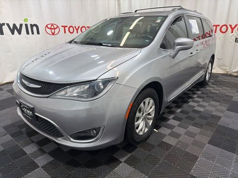 Used 2019 Chrysler Pacifica Touring-L image 3