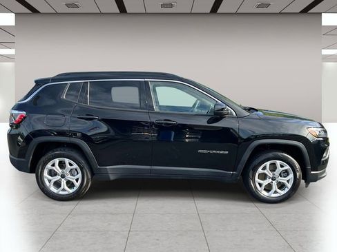 Used 2025 Jeep Compass Latitude AWD/4WD image 2