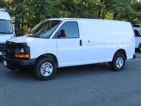 Used 2015 Chevrolet Express 2500 RWD image 2