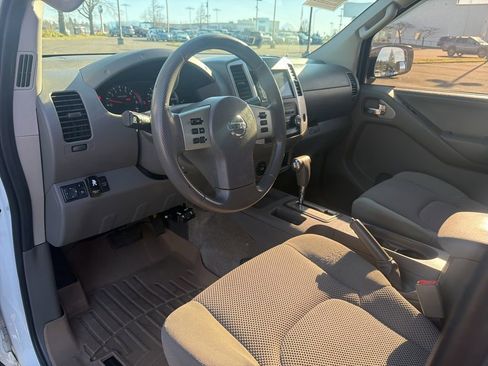 Used 2013 Nissan Frontier SV image 15