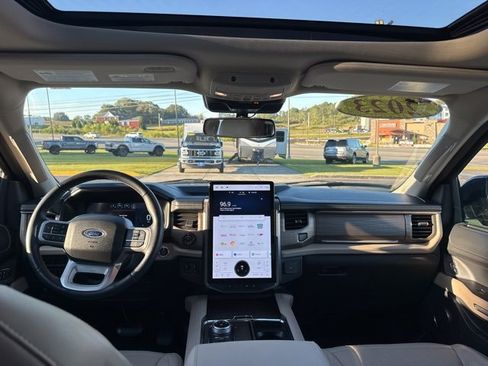 Used 2023 Ford Expedition Limited image 18