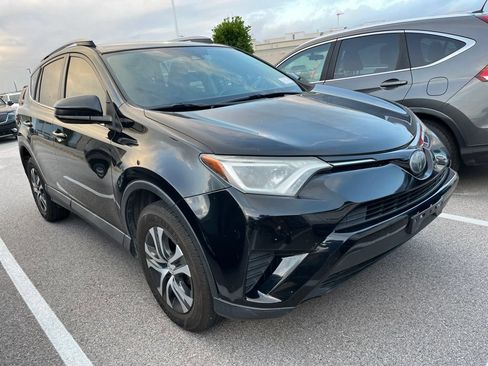 Used 2018 Toyota RAV4 LE FWD image 2