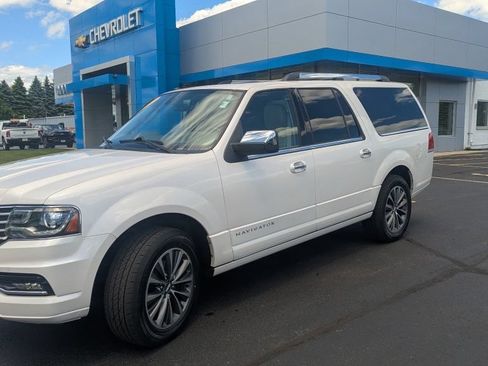 Used 2017 Lincoln Navigator L Select AWD/4WD image 3