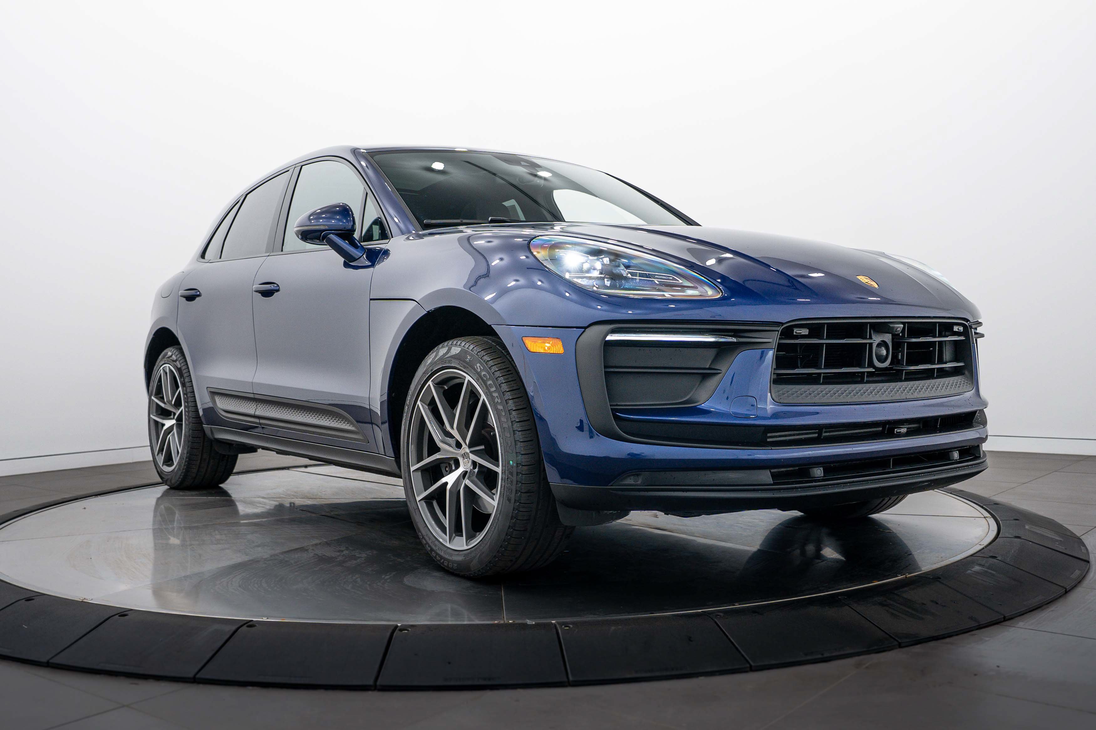 Certified 2025 Porsche Macan AWD/4WD image 9
