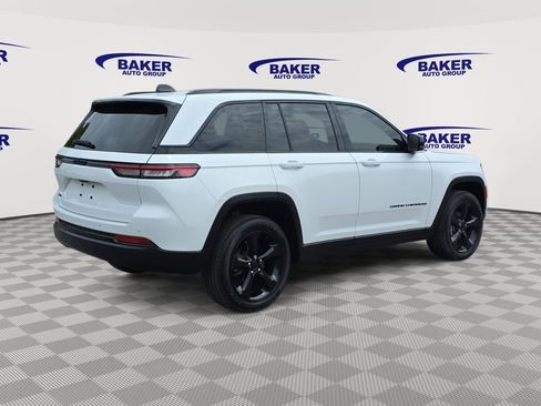 Used 2023 Jeep Grand Cherokee Altitude AWD/4WD image 3