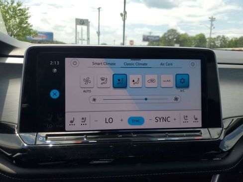 Used 2024 Volkswagen Atlas Cross Sport SE FWD image 20