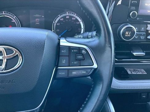 Used 2020 Toyota Highlander LE image 12