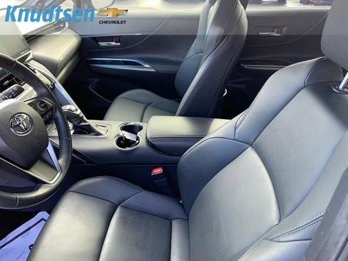 Used 2022 Toyota Venza XLE image 18