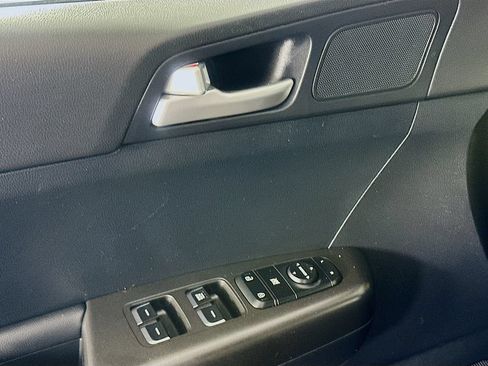 Used 2019 Kia Sportage LX AWD/4WD image 18