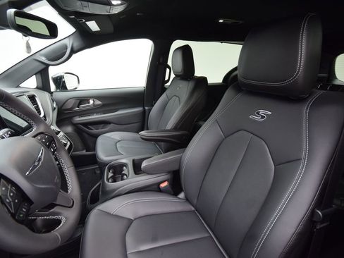 New 2026 Chrysler Pacifica Select w/ S Appearance Package image 31