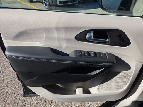 Used 2024 Chrysler Pacifica Select image 10