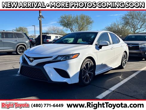 Certified 2019 Toyota Camry SE image 1