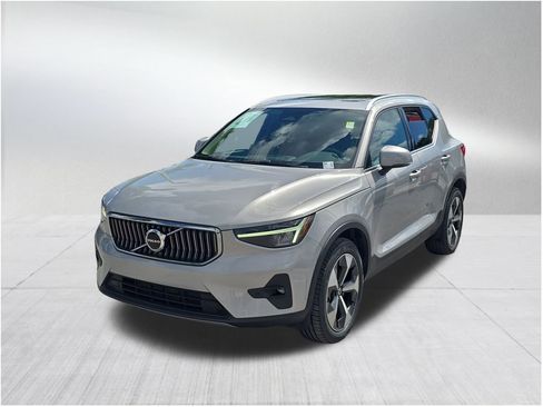 Certified 2023 Volvo XC40 B5 Plus w/ Protection Package Premier image 2