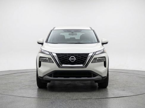 Used 2025 Nissan Rogue SV image 2