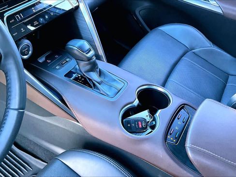 Used 2024 Toyota Venza Limited image 16