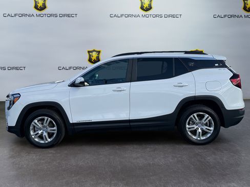 Used 2023 GMC Terrain SLE w/ Driver Convenience Package image 2