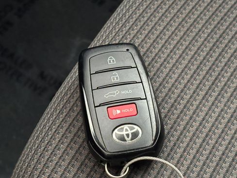 Used 2025 Toyota Highlander LE FWD image 21
