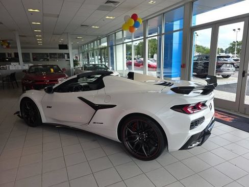 Used 2023 Chevrolet Corvette Z06 w/ Z07 Performance Package RWD image 3
