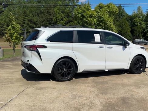 Used 2023 Toyota Sienna XSE image 6