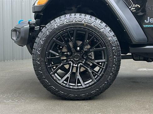 Used 2024 Jeep Wrangler Unlimited Rubicon 4xe w/ Technology Group image 9