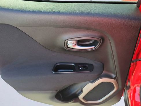 Used 2017 Jeep Renegade Latitude FWD image 9