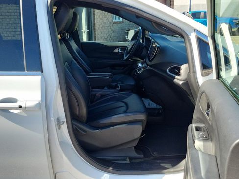 Used 2025 Chrysler Pacifica Select FWD image 17