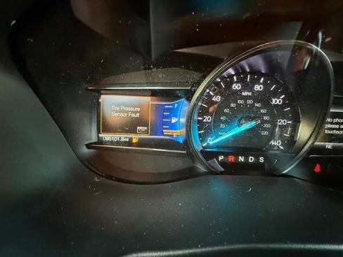 Used 2018 Ford Explorer XLT w/ Equipment Group 202A AWD/4WD image 9