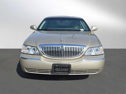 Used 2010 Lincoln Town Car Signature Limited RWD image 8
