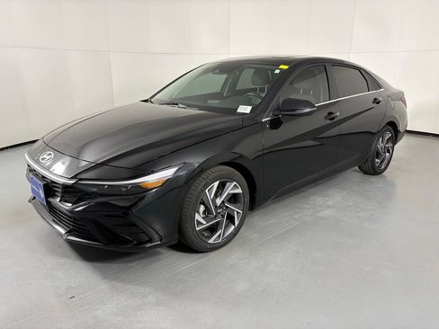 Used 2025 Hyundai Elantra Limited FWD image 4