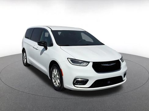 Used 2025 Chrysler Pacifica Select FWD image 3