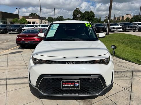Used 2025 Kia Soul LX FWD image 2