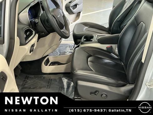 Used 2023 Chrysler Pacifica Touring-L FWD image 9