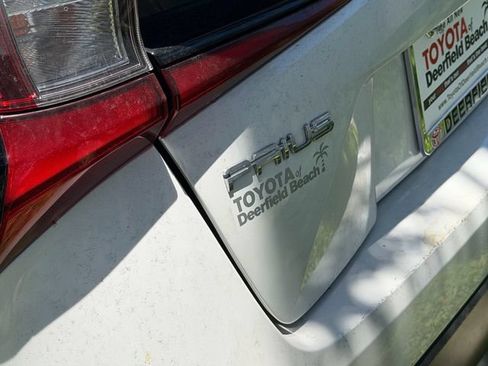 Used 2021 Toyota Prius L Eco FWD image 6