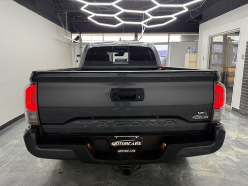 Used 2021 Toyota Tacoma TRD Sport image 4