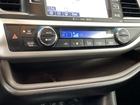 Used 2018 Toyota Highlander XLE AWD/4WD image 19
