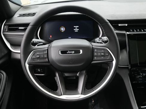 New 2025 Jeep Grand Cherokee Altitude image 17