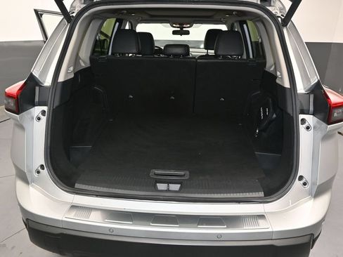 Used 2025 Nissan Rogue SV w/ SV Premium Package FWD image 16