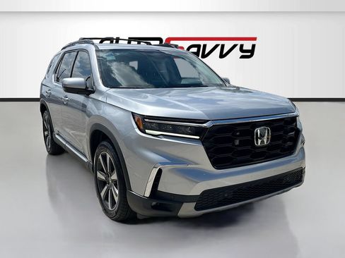 Used 2025 Honda Pilot Touring image 1