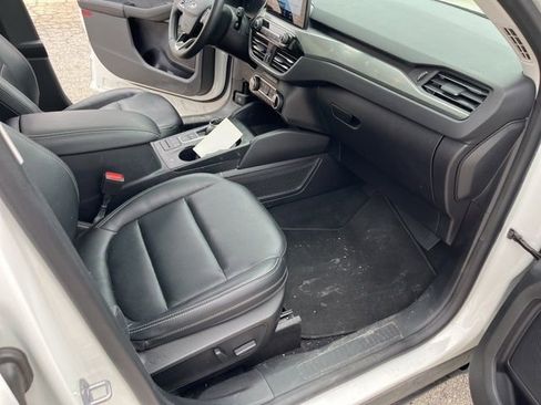 Used 2022 Ford Escape Titanium w/ Class II Trailer Tow Package image 17