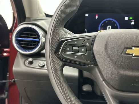Used 2025 Chevrolet Trax LT FWD image 17