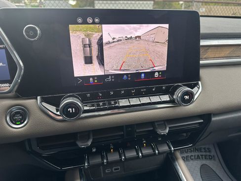 Used 2024 GMC Canyon Denali image 17