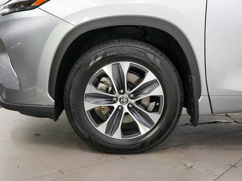 Used 2024 Toyota Highlander XLE AWD/4WD image 31