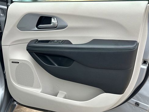 Used 2018 Chrysler Pacifica Limited w/ Advanced Safetytec Group image 14